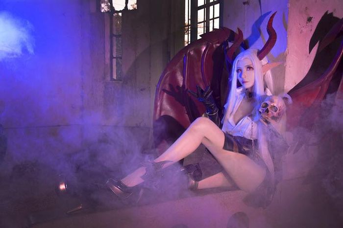 coser@Miu在《传说对决》中化身充满魔力的“黑暗女王” coser@Miu在《传说对决》中化身充满魔力的“黑暗女王”