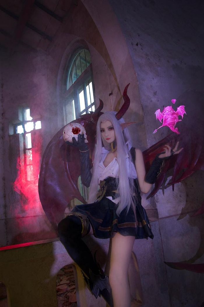 coser@Miu在《传说对决》中化身充满魔力的“黑暗女王” coser@Miu在《传说对决》中化身充满魔力的“黑暗女王”