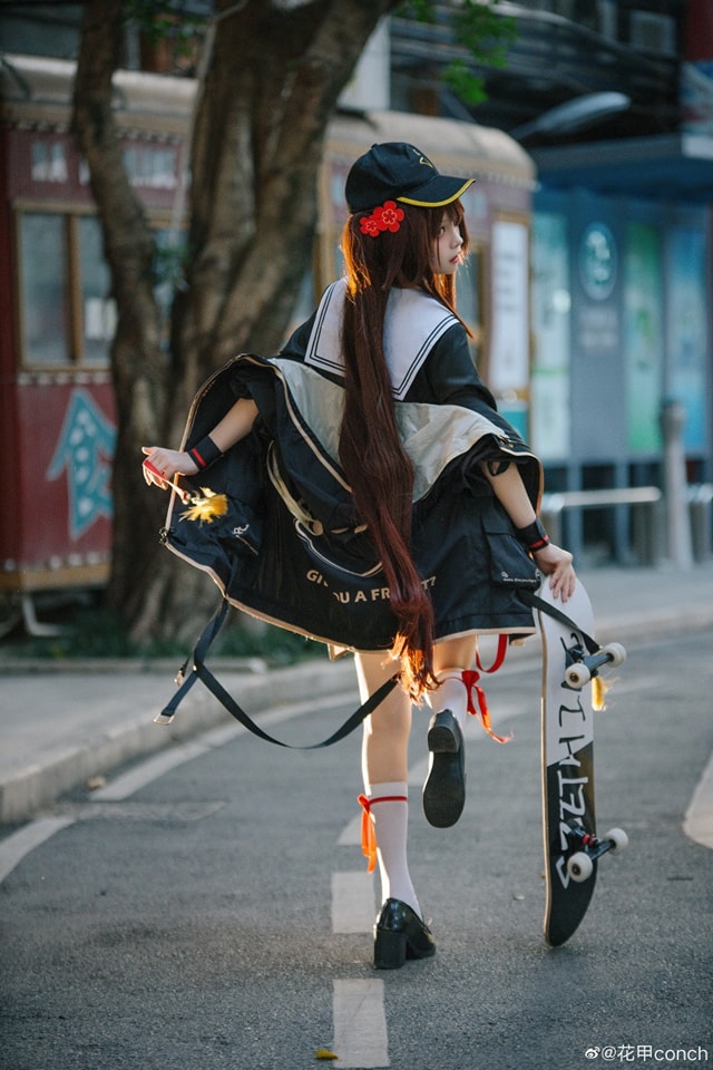 coser@花甲conch在《原神》中化身一个顽皮“胡桃”