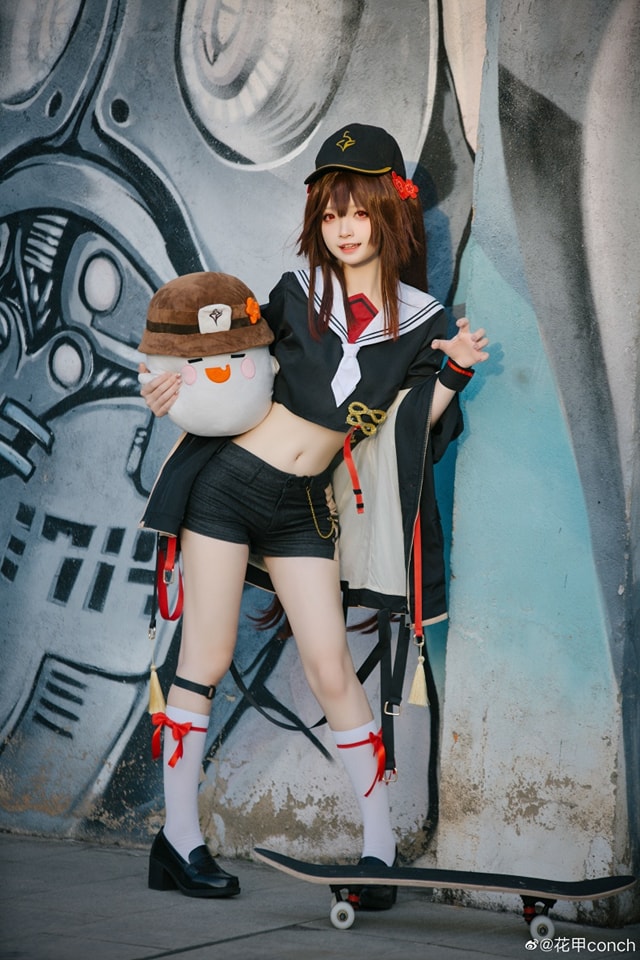 coser@花甲conch在《原神》中化身一个顽皮“胡桃”