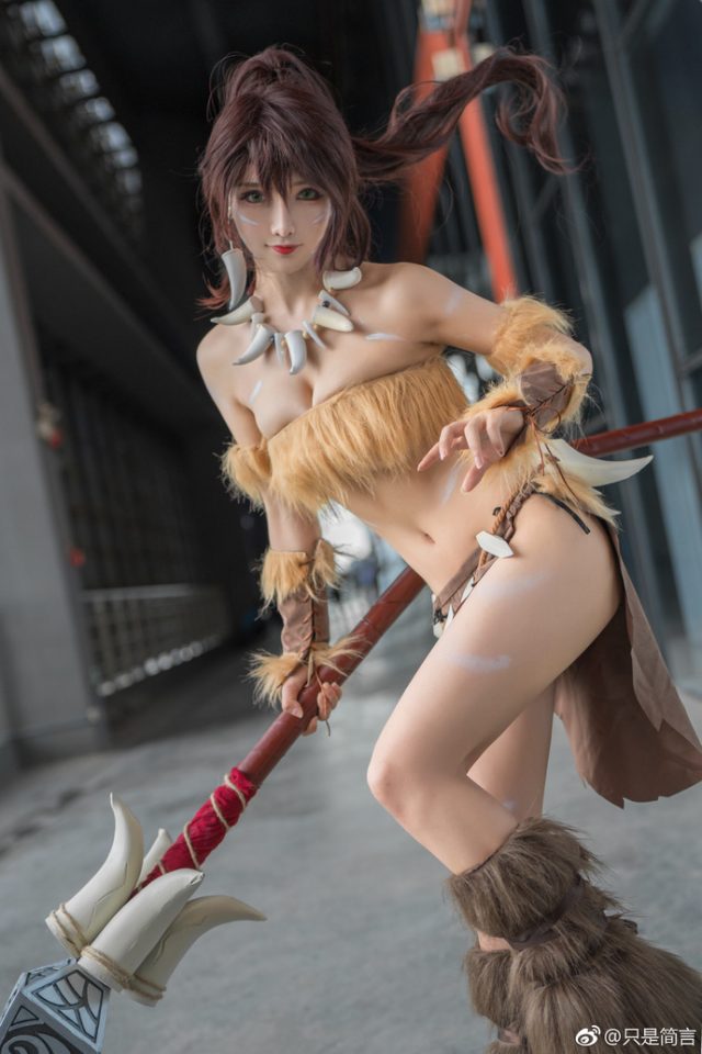coser@只是简言在《英雄联盟》化身“狂野女猎手”奈德丽