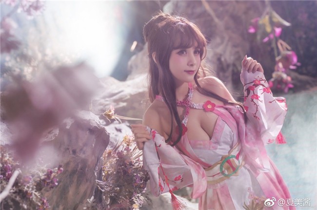 coser@夏美酱_在《梦幻炫舞》中化身性感迷人“Waifu”