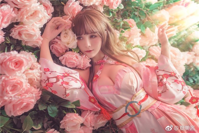 coser@夏美酱_在《梦幻炫舞》中化身性感迷人“Waifu”