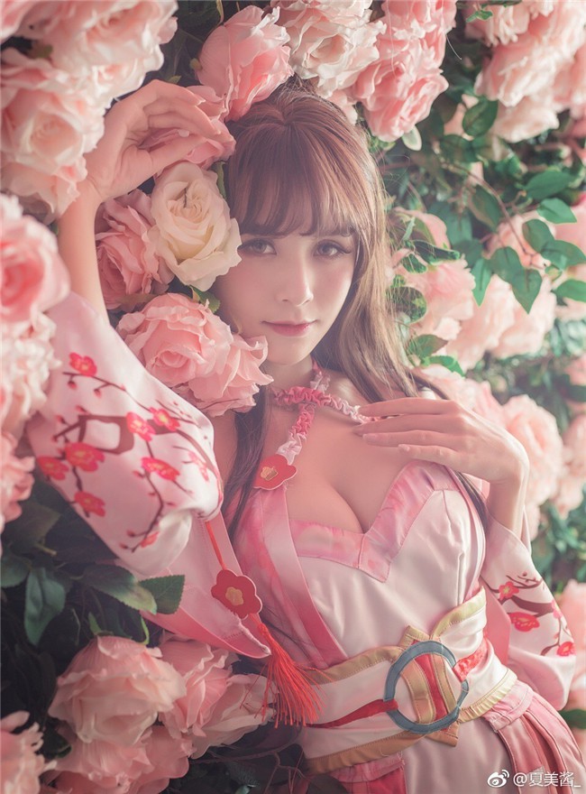 coser@夏美酱_在《梦幻炫舞》中化身性感迷人“Waifu”