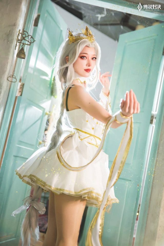 coser@杨哲Arger在《传说对决》化身“圣诞舞姬”叶娜