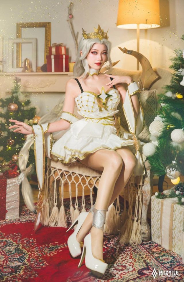 coser@杨哲Arger在《传说对决》化身“圣诞舞姬”叶娜