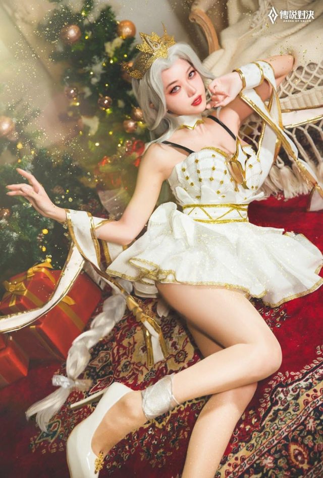 coser@杨哲Arger在《传说对决》化身“圣诞舞姬”叶娜