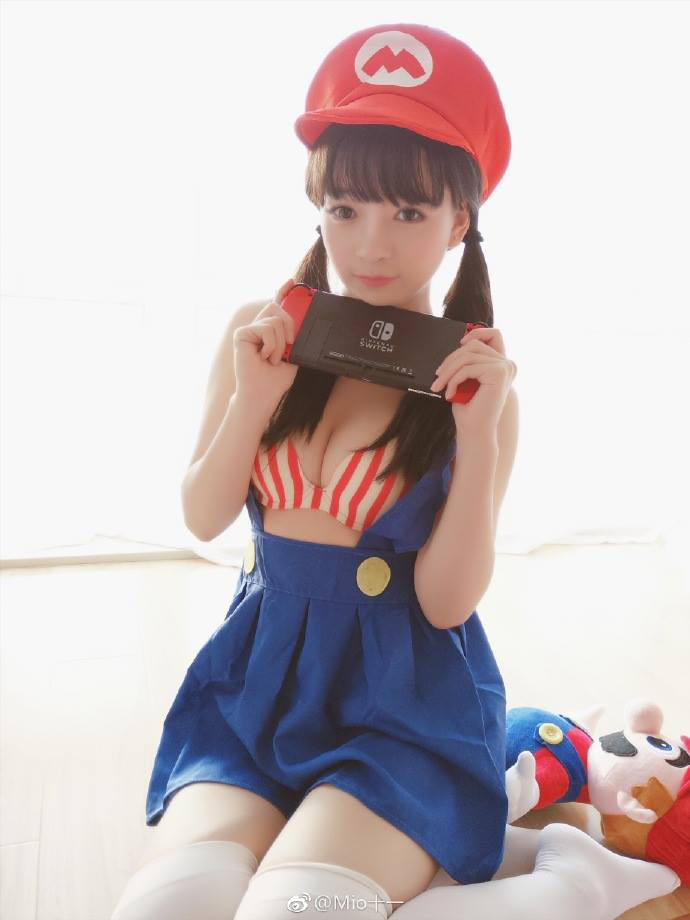 coser@Moi十一在《超级马里奥》游戏中化身可爱的“马里奥 ”