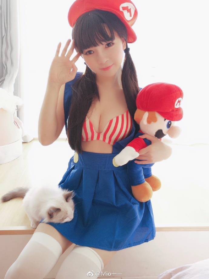 coser@Moi十一在《超级马里奥》游戏中化身可爱的“马里奥 ”