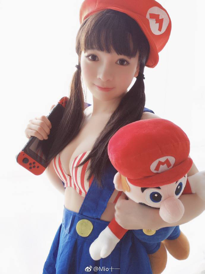 coser@Moi十一在《超级马里奥》游戏中化身可爱的“马里奥 ”