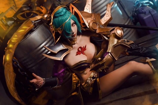 台湾女coser@Miu在游戏《传说对决》中化身“异域舞娘”美娜