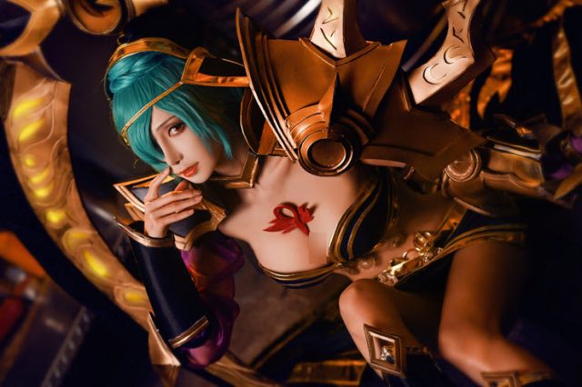 台湾女coser@Miu在游戏《传说对决》中化身“异域舞娘”美娜