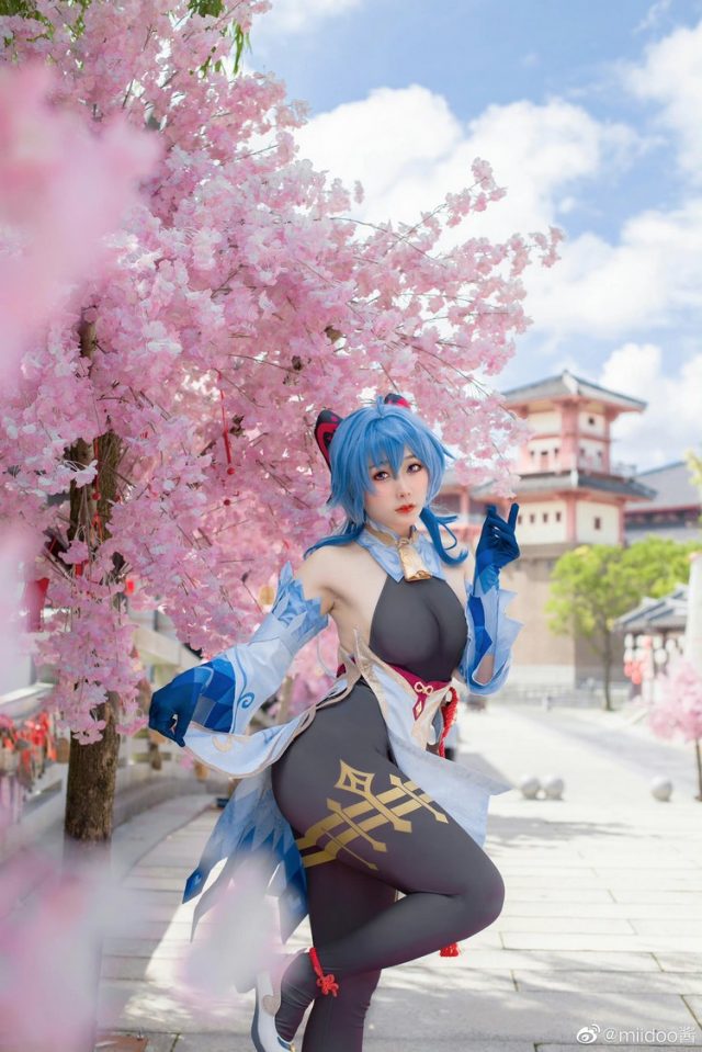 女coser@miidoo酱在游戏《原神Impact》中的甘雨COSPLAY