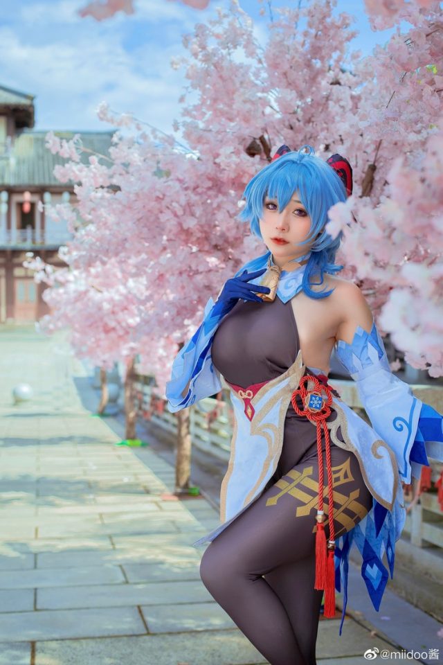 女coser@miidoo酱在游戏《原神Impact》中的甘雨COSPLAY