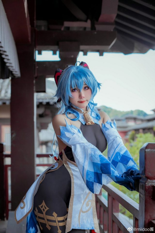 女coser@miidoo酱在游戏《原神Impact》中的甘雨COSPLAY