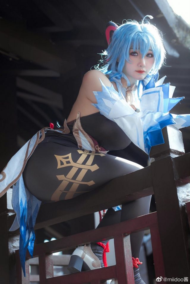 女coser@miidoo酱在游戏《原神Impact》中的甘雨COSPLAY