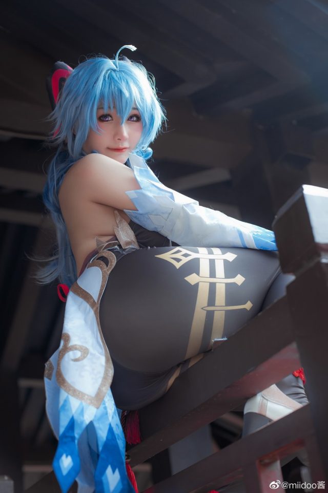 女coser@miidoo酱在游戏《原神Impact》中的甘雨COSPLAY