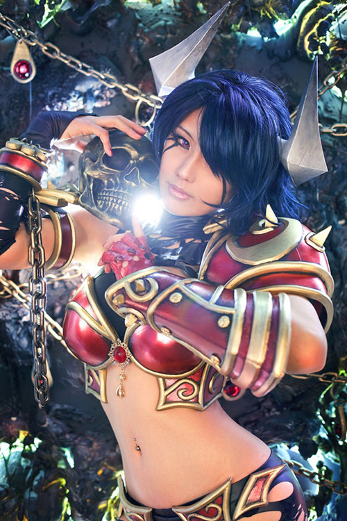 “螺旋猫”coser@Tasha在游戏《刀塔2》化身“痛苦女王”阿卡莎