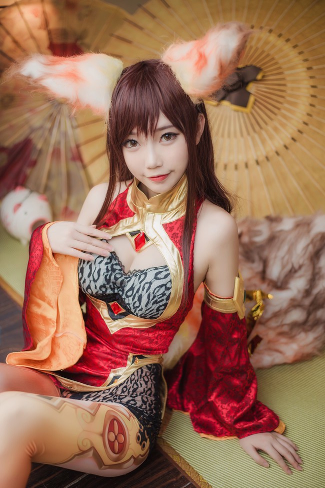 coser@大肉丸Amiee在《王者荣耀》中化身“少女阿狸”妲己