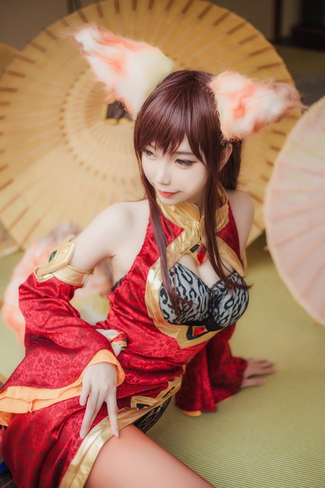 coser@大肉丸Amiee在《王者荣耀》中化身“少女阿狸”妲己