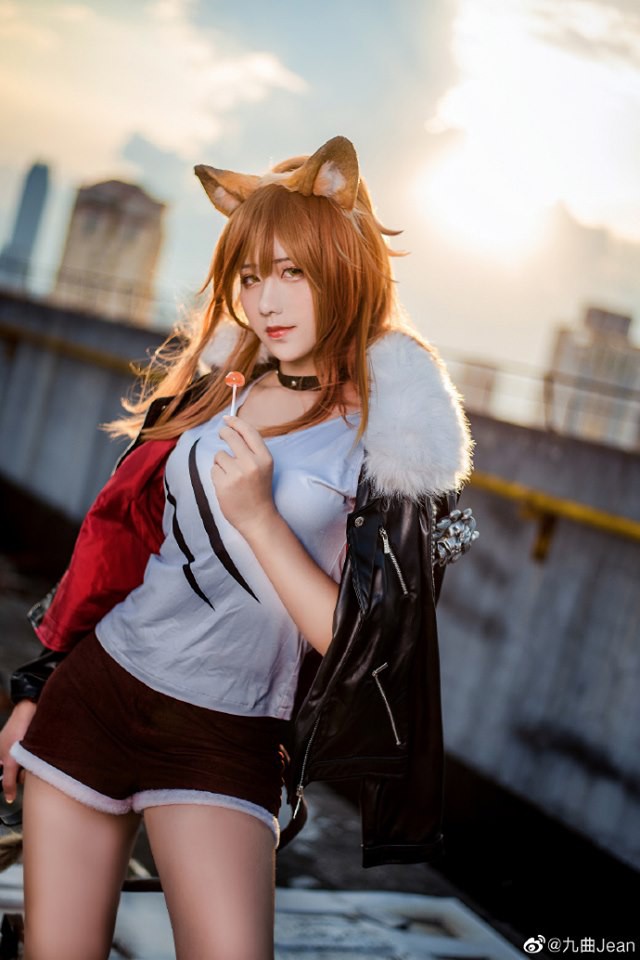 coser@九曲Jean在《明日方舟》化身狐狸版的“推进之王”维娜