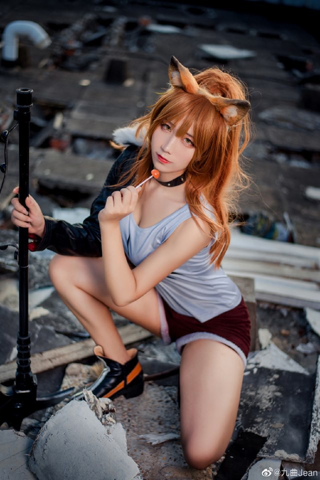 coser@九曲Jean在《明日方舟》化身狐狸版的“推进之王”维娜