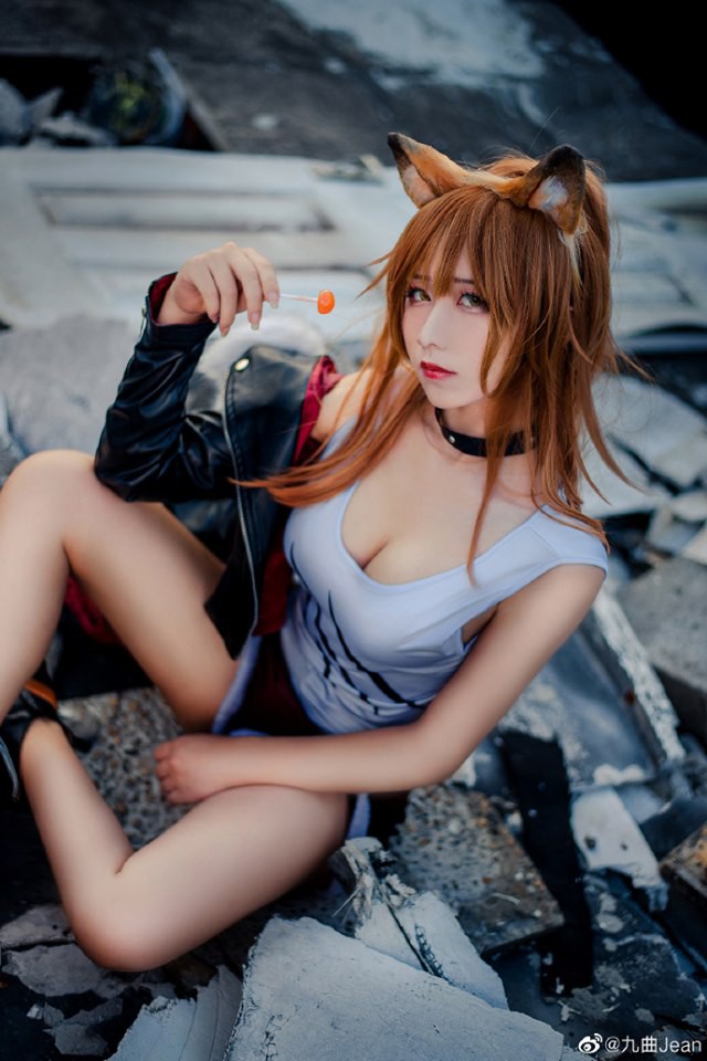 coser@九曲Jean在《明日方舟》化身狐狸版的“推进之王”维娜