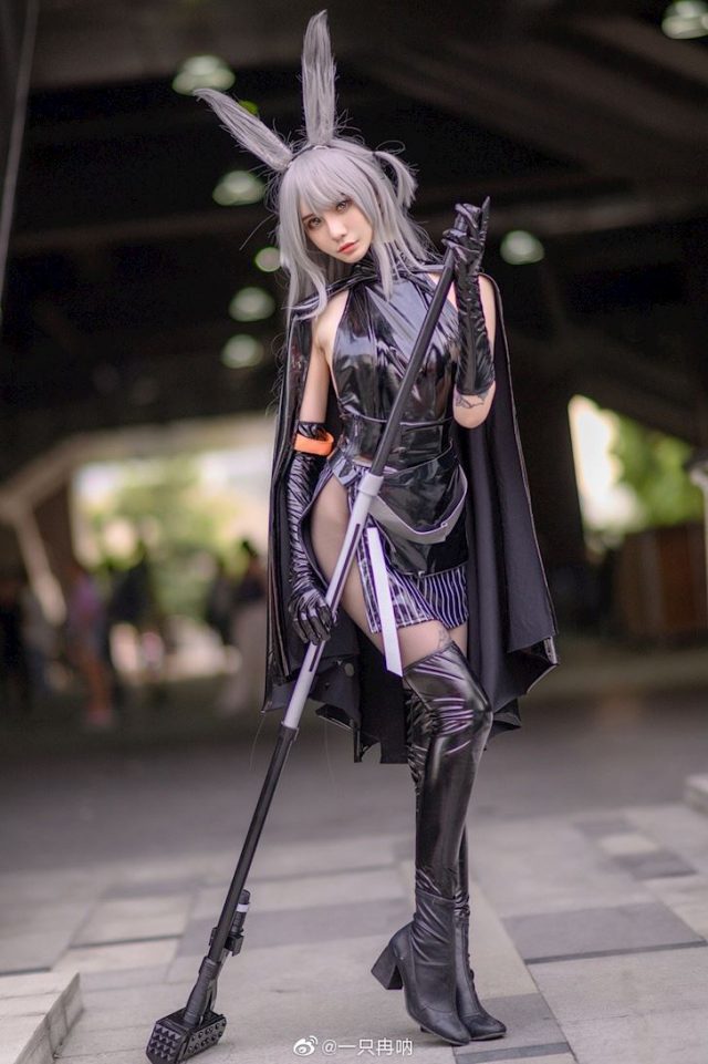 coser@一只冉呐在《明日方舟》中化身“五星近卫干员”暴行