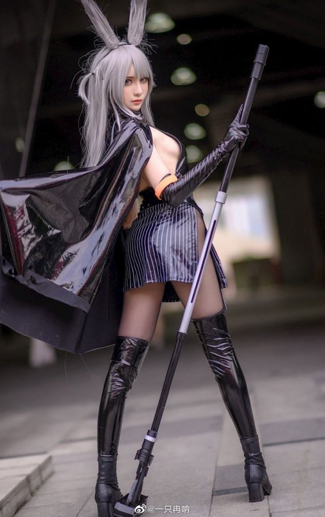 coser@一只冉呐在《明日方舟》中化身“五星近卫干员”暴行