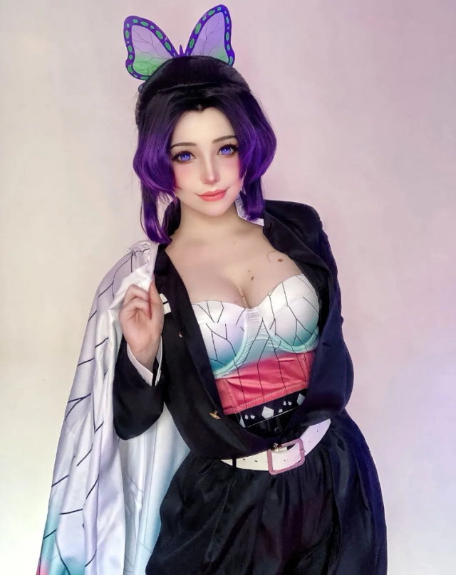 coser@alexy_sky_在漫画《鬼灭之刃》中化身“极甜的”蝴蝶忍