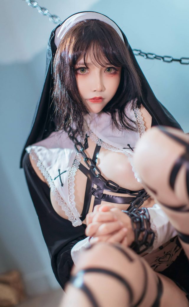 COSPLAY的创意与个性：抱走莫子a变身性感诱人的修女