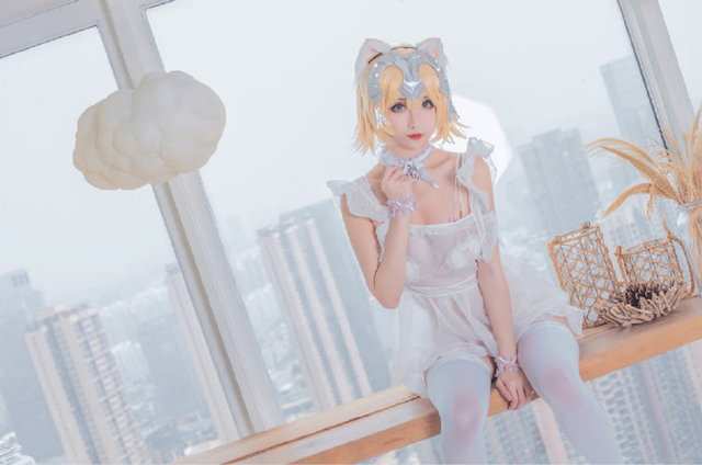 rioko凉凉子cosplay性感的贞德，展现完美身材与迷人气质