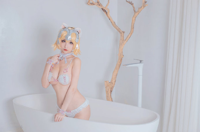 rioko凉凉子cosplay性感的贞德，展现完美身材与迷人气质