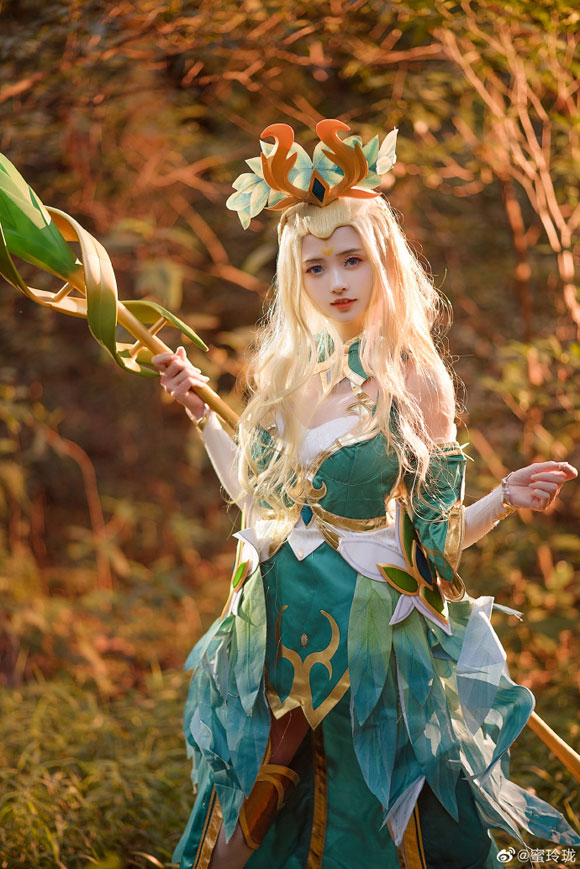 coser@蜜玲珑化身《王者荣耀》清新自然的“精灵公主”王昭君