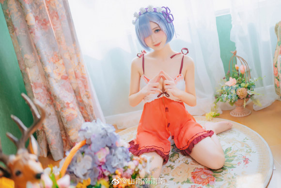山南南南南的“睡衣版”蕾姆cosplay，将可爱迷人的角色带到眼前