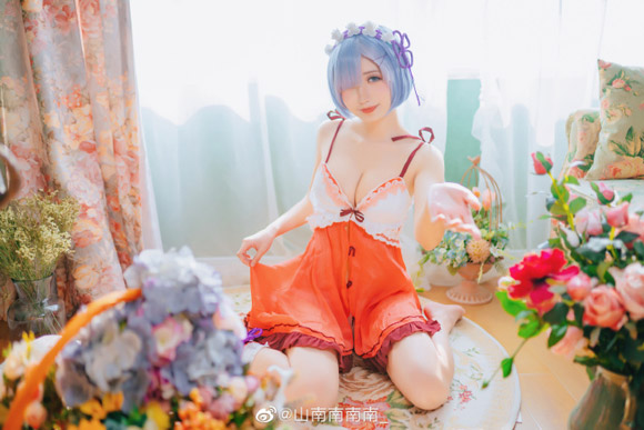 山南南南南的“睡衣版”蕾姆cosplay，将可爱迷人的角色带到眼前