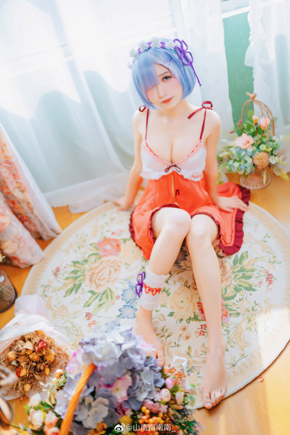 山南南南南的“睡衣版”蕾姆cosplay，将可爱迷人的角色带到眼前