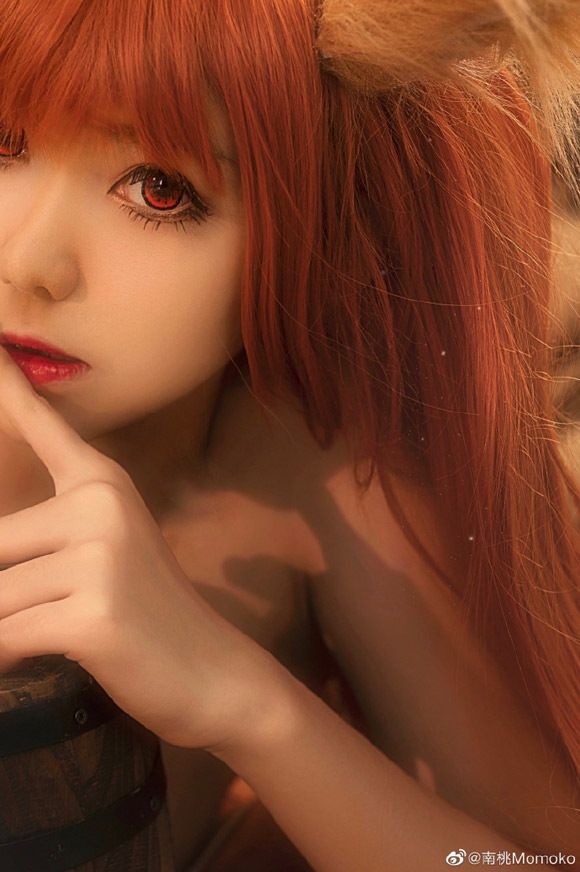 《狼与香辛料》中的自然之美:coser南桃Momoko化身迷人的赤裸赫萝 《狼与香辛料》中的自然之美:coser南桃Momoko化身迷人的赤裸赫萝