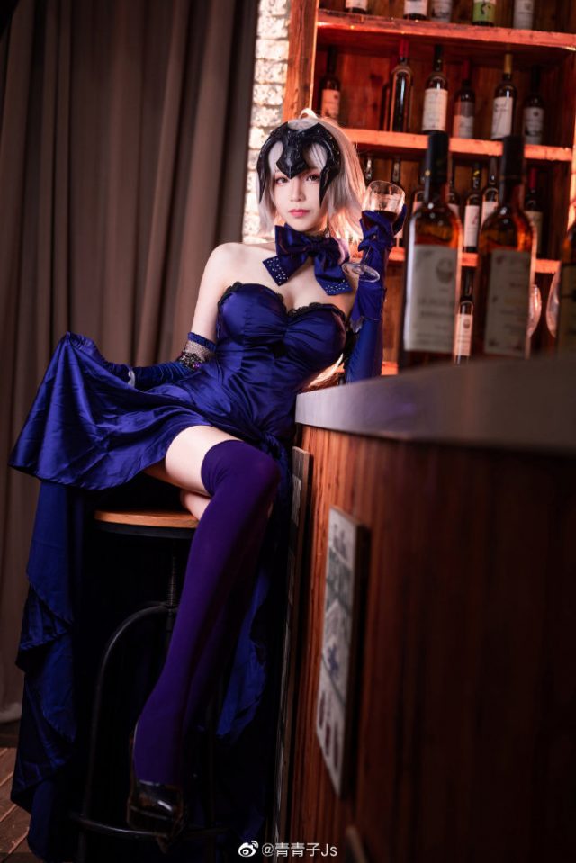 青青子Js cosplay“圣夜的晚餐”礼装的黑贞,迷人魅力尽显 青青子Js cosplay“圣夜的晚餐”礼装的黑贞,迷人魅力尽显