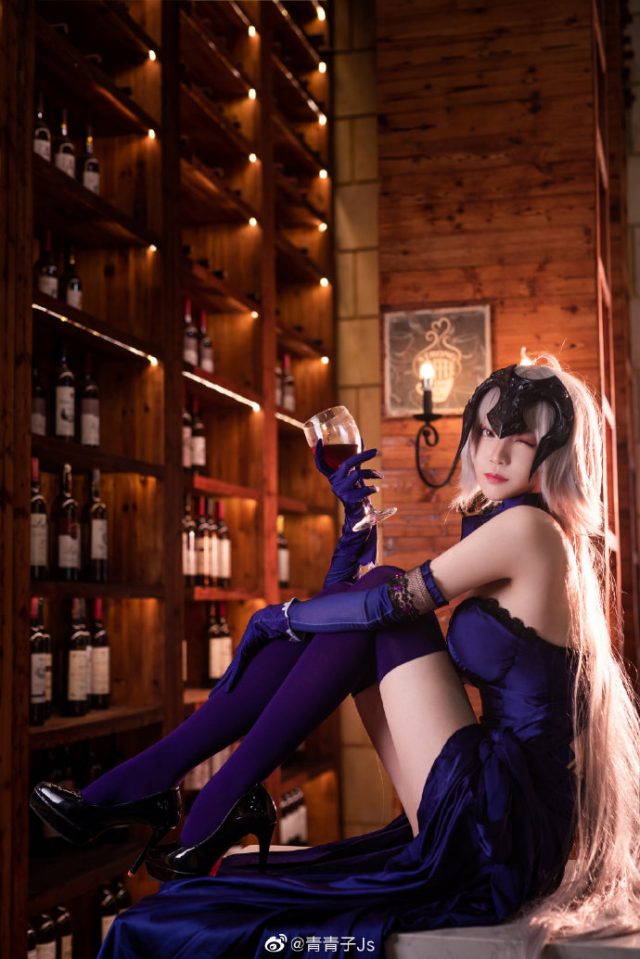 青青子Js cosplay“圣夜的晚餐”礼装的黑贞,迷人魅力尽显 青青子Js cosplay“圣夜的晚餐”礼装的黑贞,迷人魅力尽显