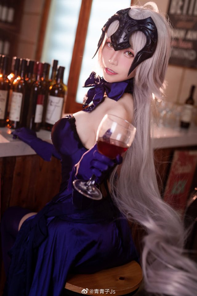 青青子Js cosplay“圣夜的晚餐”礼装的黑贞,迷人魅力尽显 青青子Js cosplay“圣夜的晚餐”礼装的黑贞,迷人魅力尽显