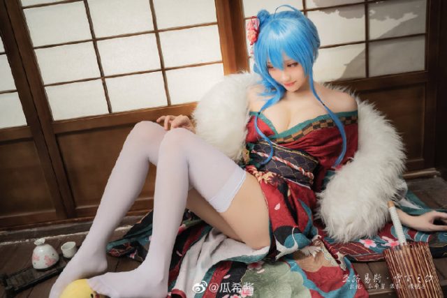 瓜希酱cos《碧蓝航线》圣路易斯，展现“雪下之饮”的漂亮与迷人