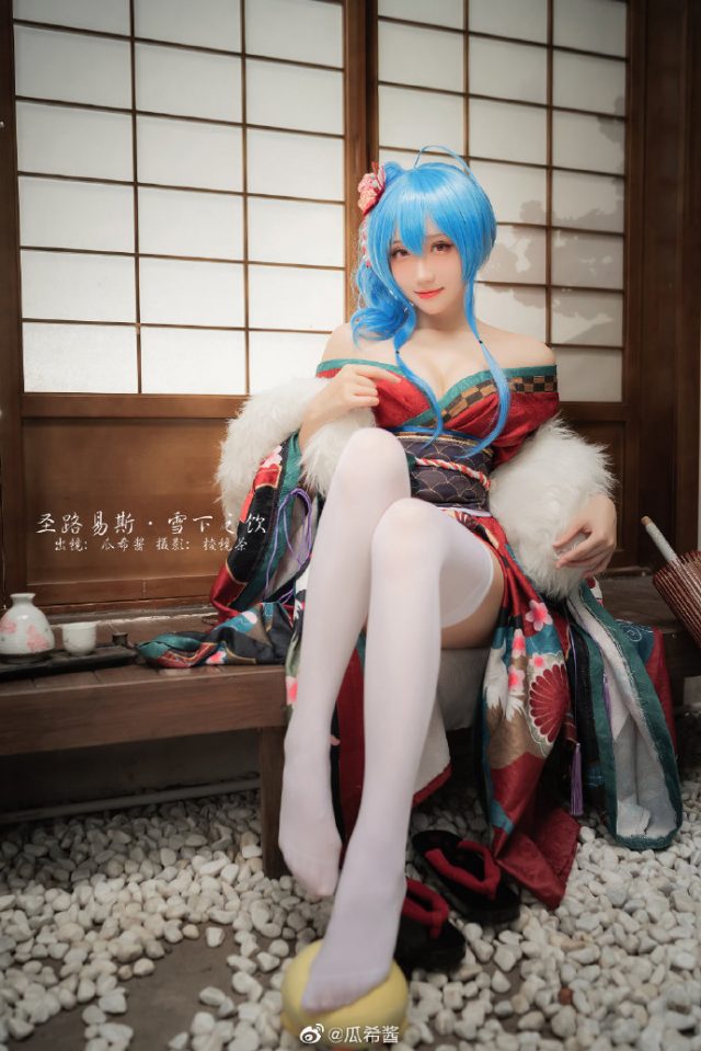 瓜希酱cos《碧蓝航线》圣路易斯，展现“雪下之饮”的漂亮与迷人