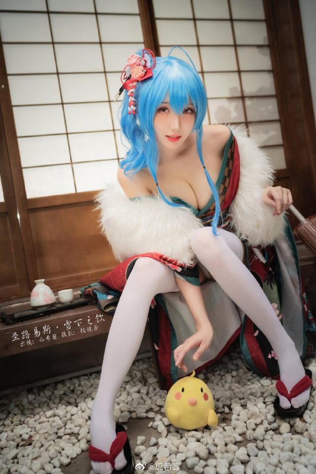 瓜希酱cos《碧蓝航线》圣路易斯，展现“雪下之饮”的漂亮与迷人