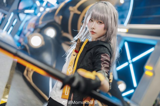 Momoko葵葵cos《崩坏：星穹铁道》开拓者·星，星辰闪耀英姿飒爽