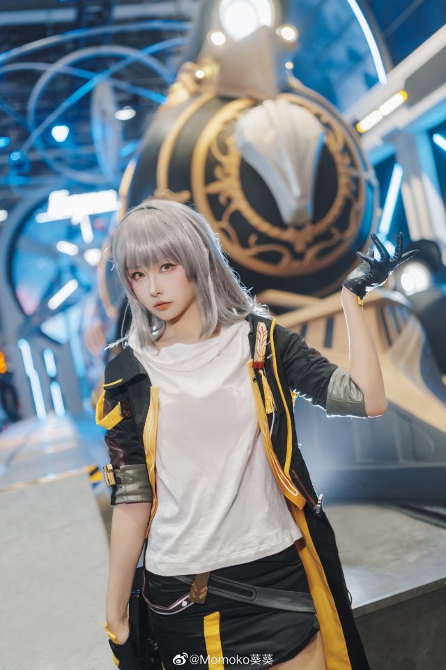 Momoko葵葵cos《崩坏：星穹铁道》开拓者·星，星辰闪耀英姿飒爽
