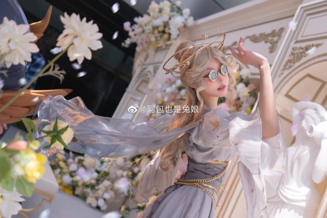 阿包也是兔娘cos《第五人格》艾玛·伍兹,演绎美丽可爱的园丁 阿包也是兔娘cos《第五人格》艾玛·伍兹,演绎美丽可爱的园丁