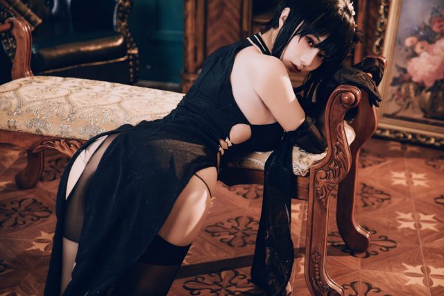 如月灰cos《碧蓝航线》镇海，以性感绽放“奇响华殿”之美