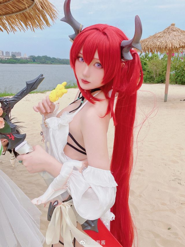 瓜希酱cos《明日方舟》史尔特尔,绽放“缤纷奇境”的魅力 瓜希酱cos《明日方舟》史尔特尔,绽放“缤纷奇境”的魅力