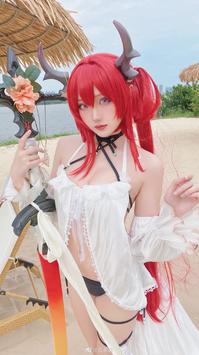 瓜希酱cos《明日方舟》史尔特尔,绽放“缤纷奇境”的魅力 瓜希酱cos《明日方舟》史尔特尔,绽放“缤纷奇境”的魅力